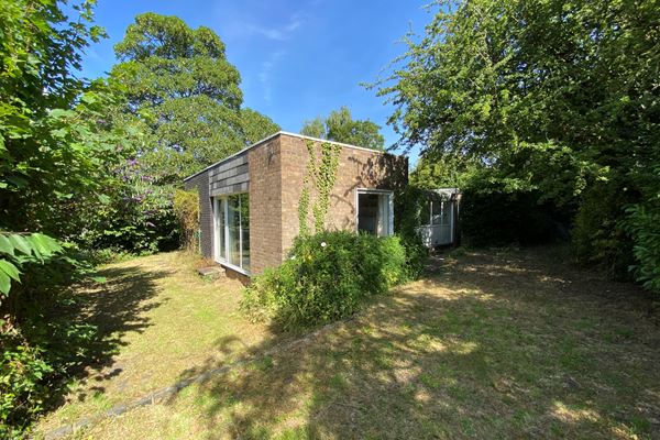 1960s Modernist home designed by famous local architect sells at auction